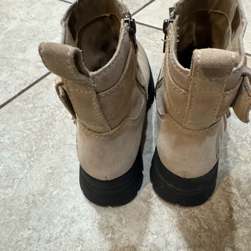UGG Black and Tan Sole Boots - Picture 4 of 9